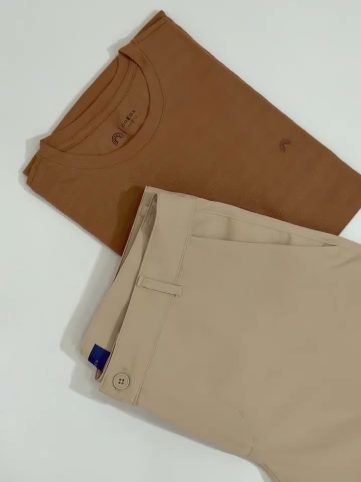 T-shirt caramelo e calça bege Ópera Men