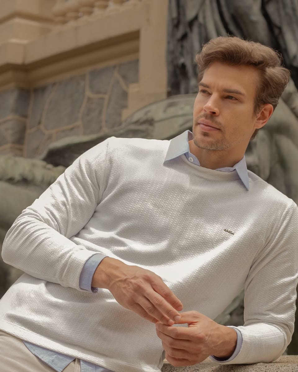 Campanha Ópera Men, homem de suéter off-white em cenário clássico