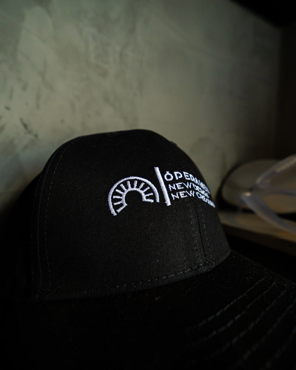 Boné preto com bordado da Ópera Men