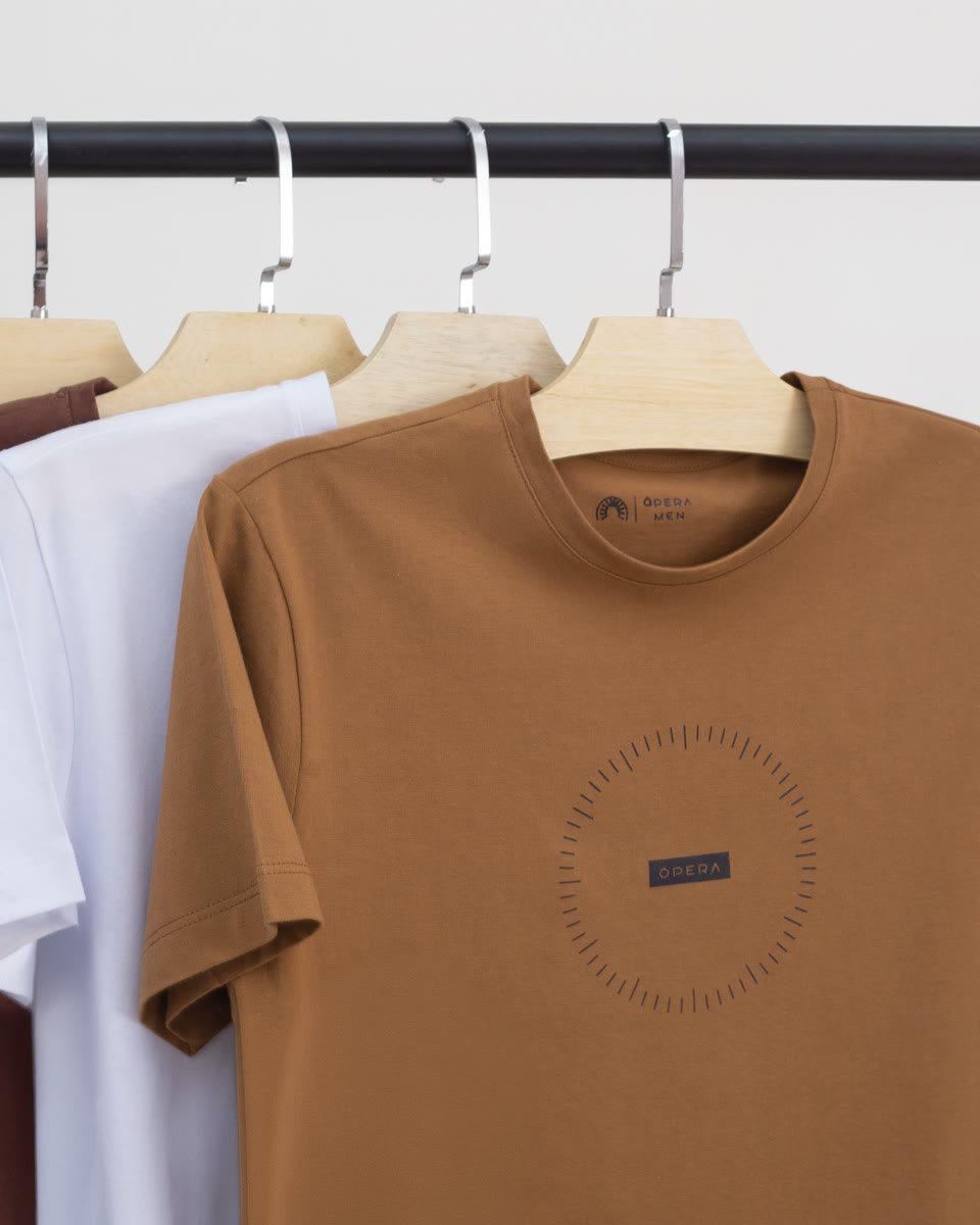 T-shirt caramelo da nova coleção no cabide de madeira
